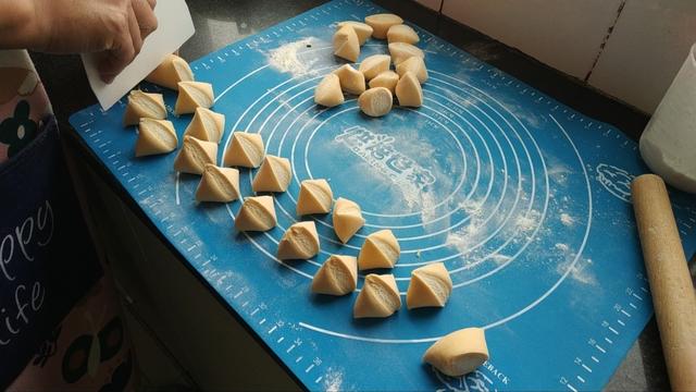 芹菜牛肉水饺如何调馅，牛肉饺子馅怎么调才能鲜嫩（这样做牛肉芹菜饺子）