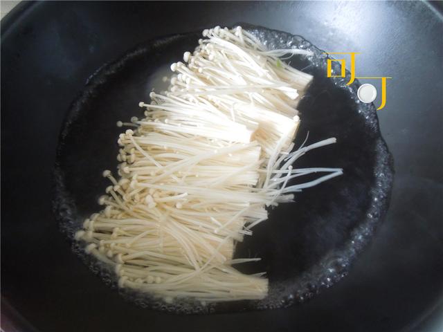 椒麻石锅鸡做法，做一碗藤椒鸡肉吧