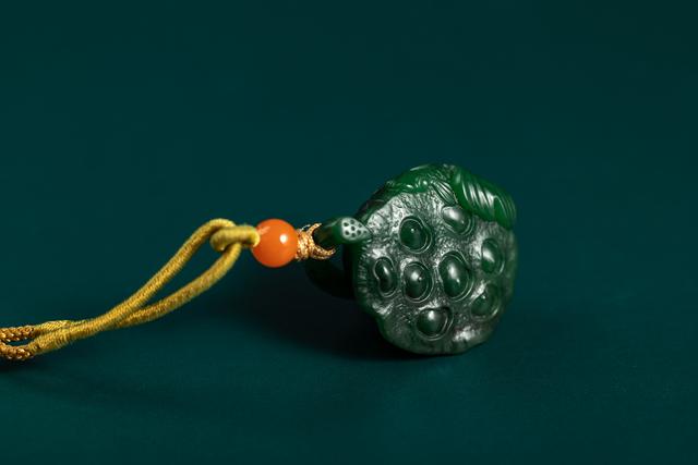 和田玉最简单的分辨真假，一招教你如何分辨和田玉真假