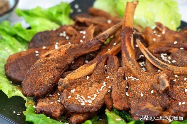 家庭烤羊排的做法，家庭版烤羊排做法味道太鲜美了（皮酥肉嫩的家庭版烤羊排）