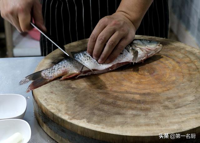 糖醋鲤鱼怎么做，糖醋鲤鱼的家常做法简单窍门（糖醋鲤鱼这样做才好吃）