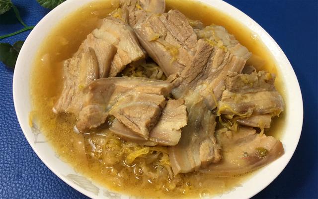 酸菜五花肉的做法，五花肉酸菜锅做法