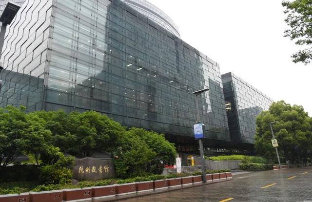 青山湖24小时图书馆，江西首个户外“24小时自助城市书房”在南昌建成
