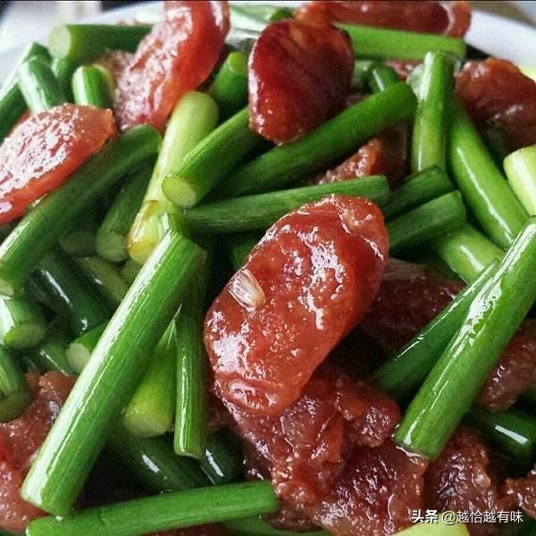 蒜苔炒腊肠的做法，怎样做蒜苔炒腊肠（家常菜谁都会做的蒜苔炒腊肠）