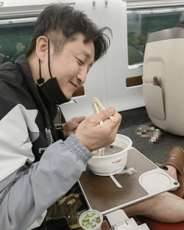 鄒市明冉瑩穎慶結婚十周年，五口人合影像復制粘貼，仨兒子長一樣 娛樂八卦吃瓜 第1张