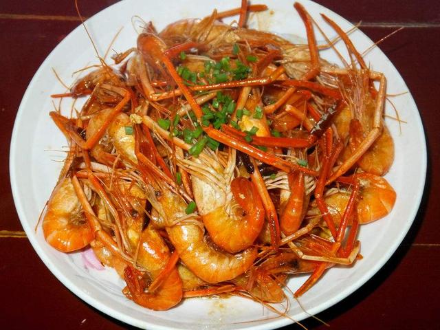 油爆虾怎么做好吃，怎样做油爆虾才好吃（这样做油爆虾在家也能做出大厨的味道）