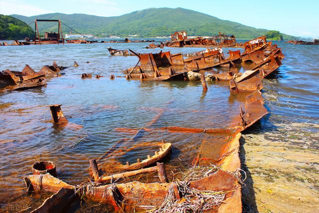 万吨巨轮瞬间被巨浪掀翻然后沉没，万吨巨轮遭遇飓风沉入太平洋