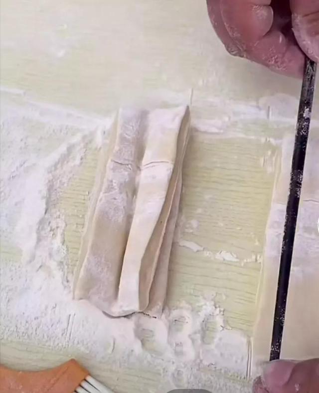 膨松剂炸油条配方，复合膨松剂制作油条方法（做出跟市面一样金黄松软油条）