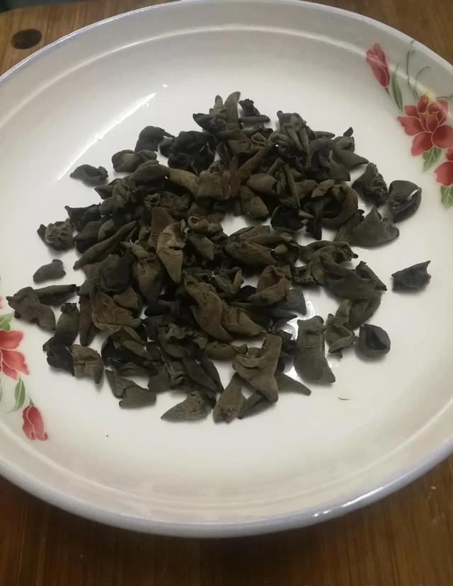 芹菜素馅饺子的做法，一斤芹菜素馅饺子的做法大全（头伏的饺子用这2种菜调馅,比韭菜鲜、比白菜嫩,鲜香不腻全家爱吃）