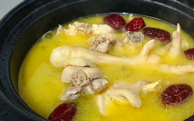 清炖鸡汤放什么材料，清炖鸡汤里面都要放什么（炖鸡汤要牢记“3放3不放”）