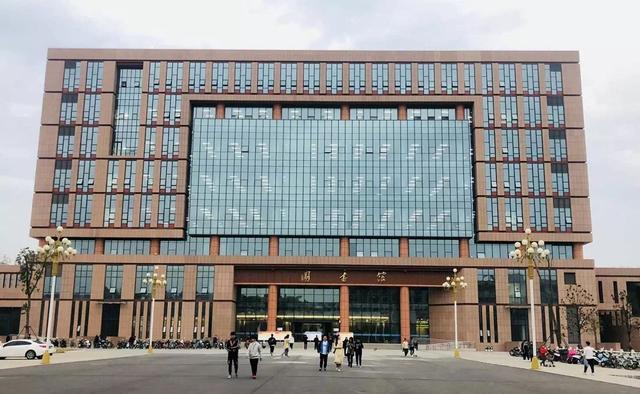 河南科技大学图书馆是最大的，河南理工大学新图书馆建成并投入使用