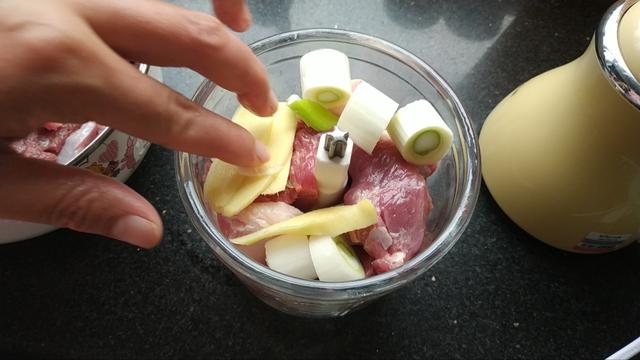 芹菜牛肉水饺如何调馅，牛肉饺子馅怎么调才能鲜嫩（这样做牛肉芹菜饺子）