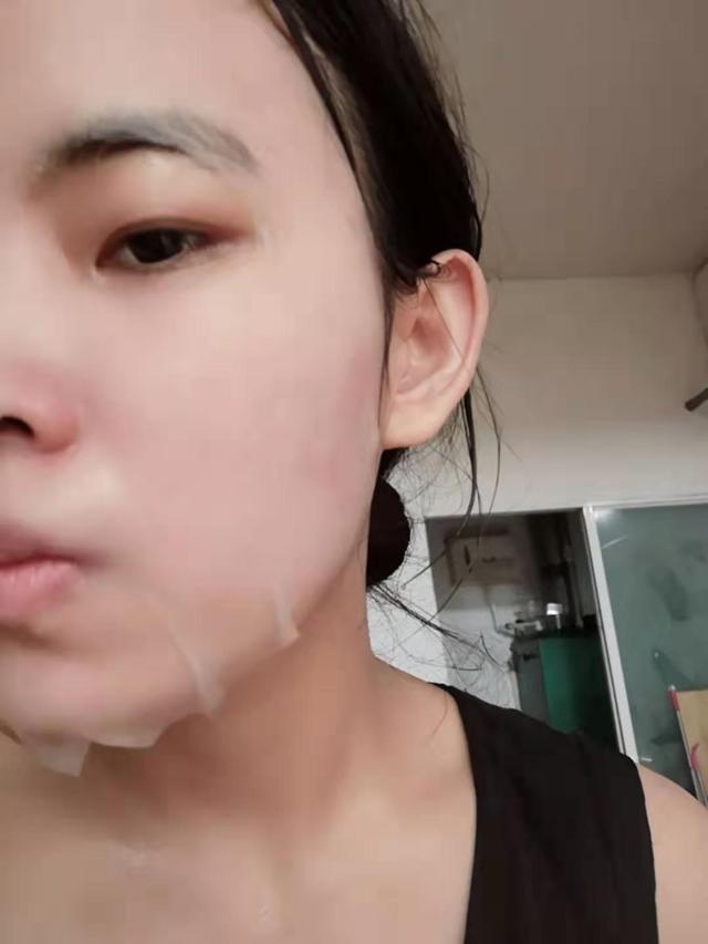敷面膜有刺痛感，敷面膜有刺痛感是怎么回事（刚敷面膜有疼痛感是因为皮肤过度缺水）