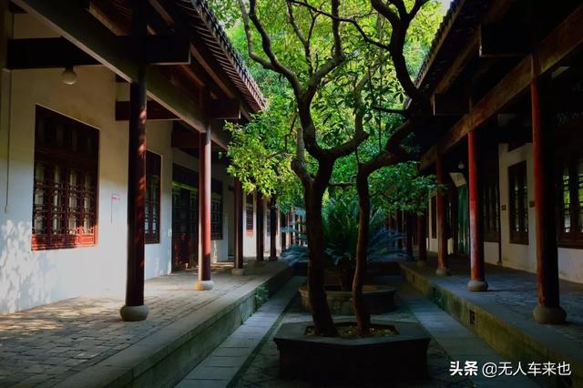 天下闻名岳麓书院，千年岳麓书院背靠麓山