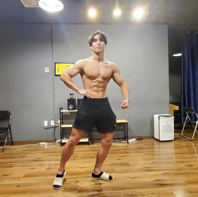 盘点动漫黑发帅哥，海贼王：成功变帅的4个男人