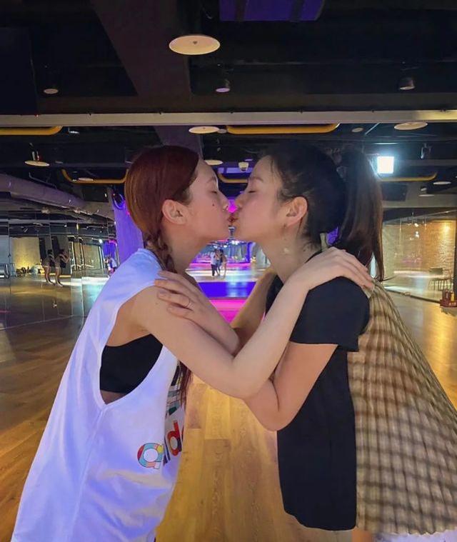 楊丞琳、陳妍希曬合照，兩人穿運動裝擁抱親親，近40歲卻像小女孩 娛樂八卦吃瓜 第5张