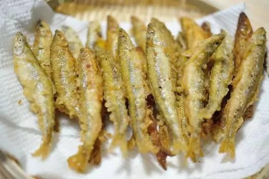 如何炸小鱼炸得又酥又脆，金黄酥脆连鱼骨一起嚼