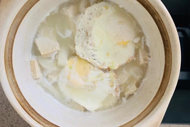 煎蛋汤详细做法，大师家里做的水煎蛋炖汤