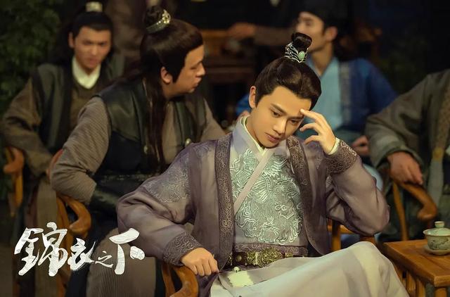 任嘉伦新剧照处江湖，霸道总裁拍成矮土胖