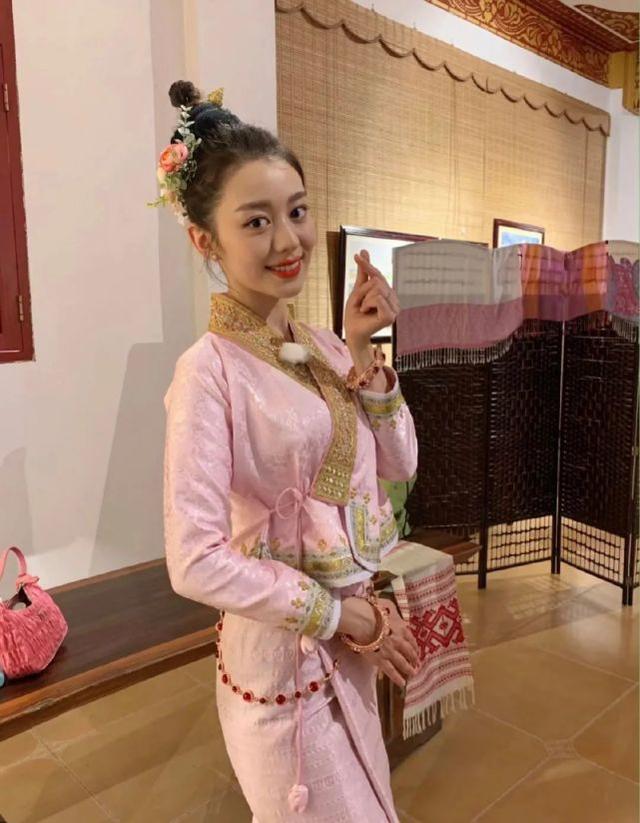 吉娜化身傣族姑娘太嬌俏！穿粉色民族衣秀「3D」身材，楚楚動人 娛樂八卦吃瓜 第3张