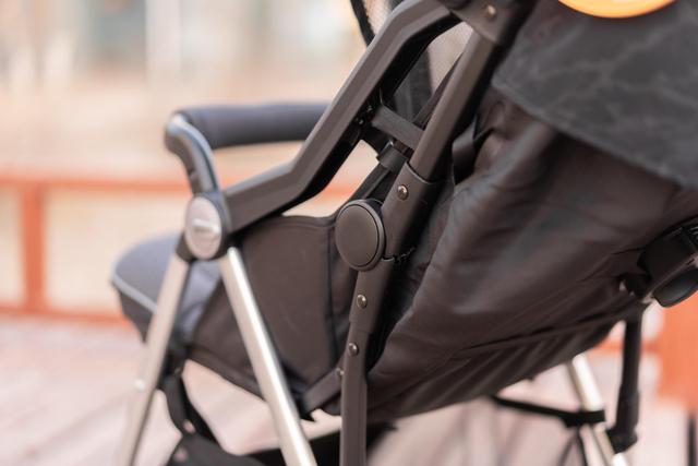 quinny婴儿推车折叠，这是给宝宝的第一辆座驾