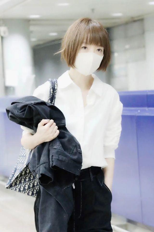 50歲魯豫走機場，穿襯衫配牛仔褲職場范十足，終於不像「紙片人」 娛樂八卦吃瓜 第4张