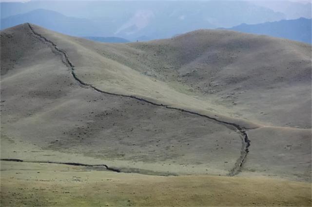 乌鞘岭长城走向，气势磅礴乌鞘岭