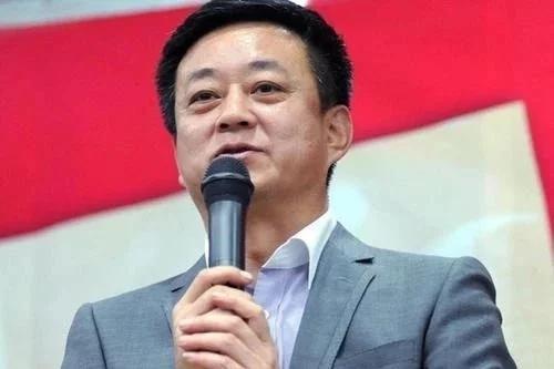 今年情人节送什么好朱军情人节亲手画玫瑰花送妻子，一句-以敬爱人-恩爱尽显