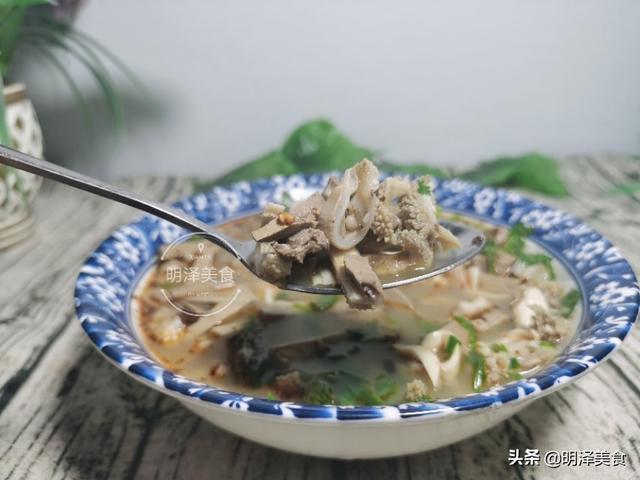 羊杂汤怎么做好吃，羊杂汤怎么调制才好吃（切记不要直接煮）