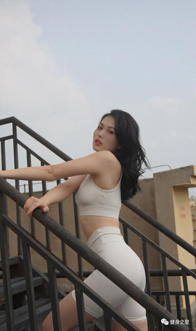山東高顏值性感芭比，靠運動練出健美身材，回眸一笑百媚生 街拍正妹 第4张