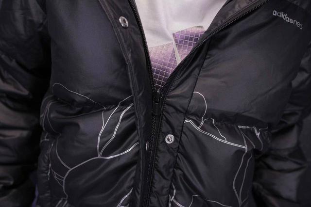 阿迪达斯羽绒服，如何判断adidas羽绒服真伪（阿迪达斯专柜经典款三条杠羽绒棉服面包服）