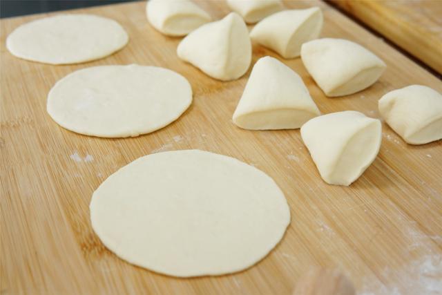 白菜包子馅怎么做好吃，夏天怎么做白菜馅包子（白菜包子这样调馅太香了）