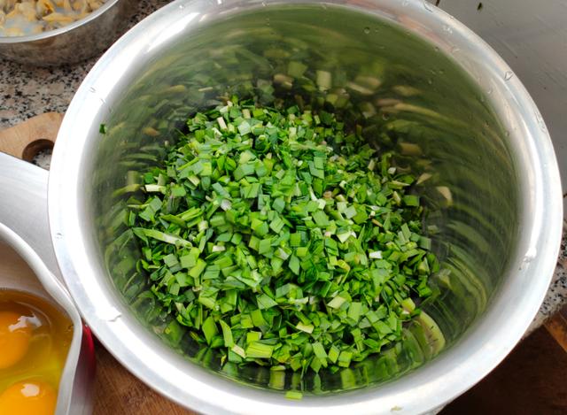 鸡蛋韭菜馅怎么调，怎样调韭菜鸡蛋馅好吃放调料（调料宜少不宜多）