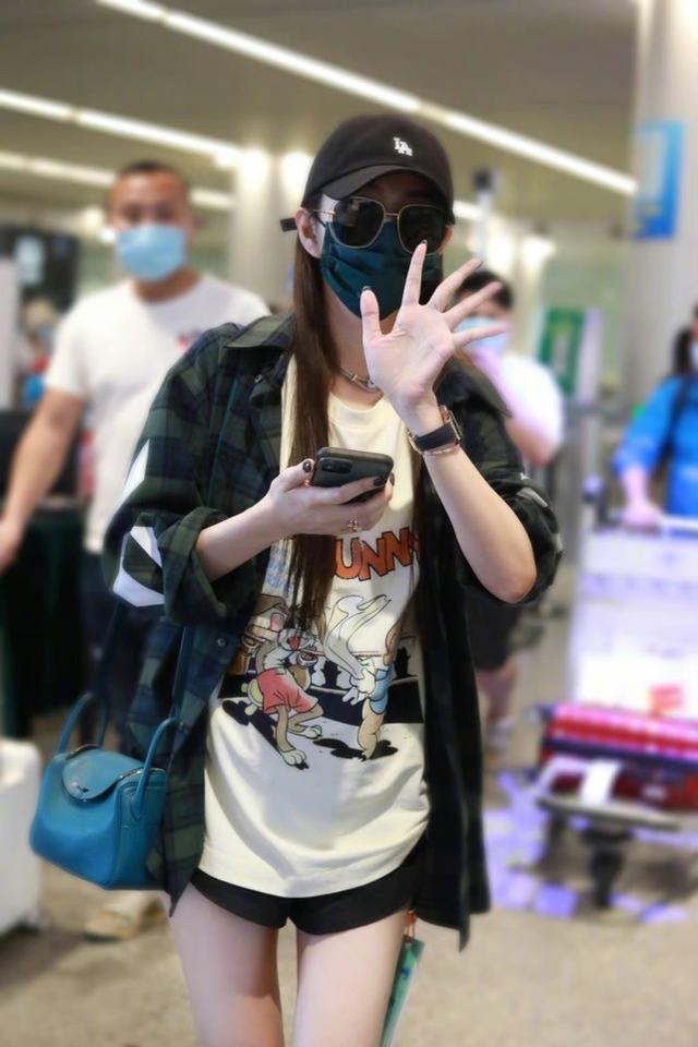 安以軒復出走機場，嫁給百億富商後生活瀟灑，年輕身材太完美 娛樂八卦吃瓜 第2张