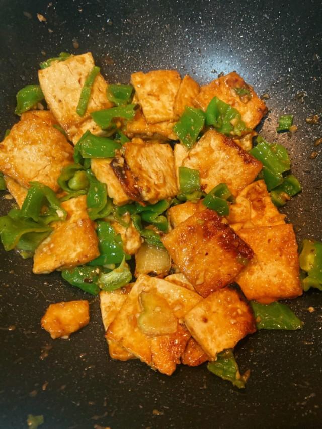 青椒炒豆腐的做法，豆腐做法简单又好吃（家常素食：青椒炒豆腐）