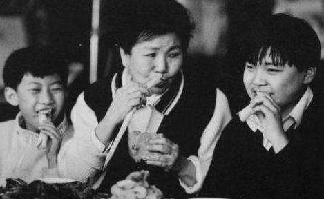 杜十娘跳江后被谁救，杜十娘死前怒扔百宝箱