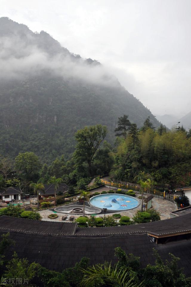 冬日泡温泉好惬意，安宁人冬天不可少的惬意