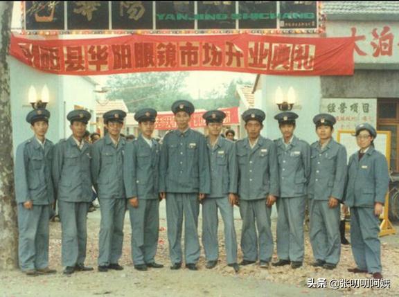 丹阳市眼镜批发市场位置，丹阳眼镜城人潮涌动的批发市场