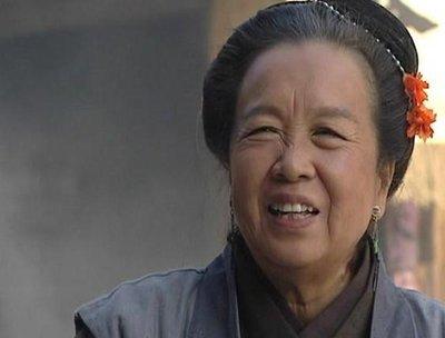 容嬷嬷李明启罕见近况曝光，86岁“容嬷嬷”李明启逛菜市场