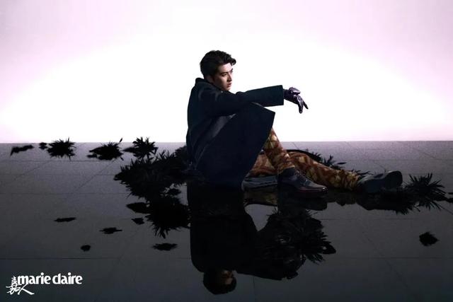 李宇春女装图片，李宇春穿搭卫衣（时尚大片红黑榜）