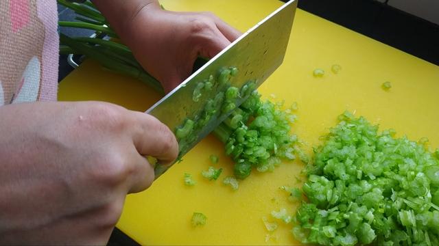 芹菜牛肉水饺如何调馅，牛肉饺子馅怎么调才能鲜嫩（这样做牛肉芹菜饺子）