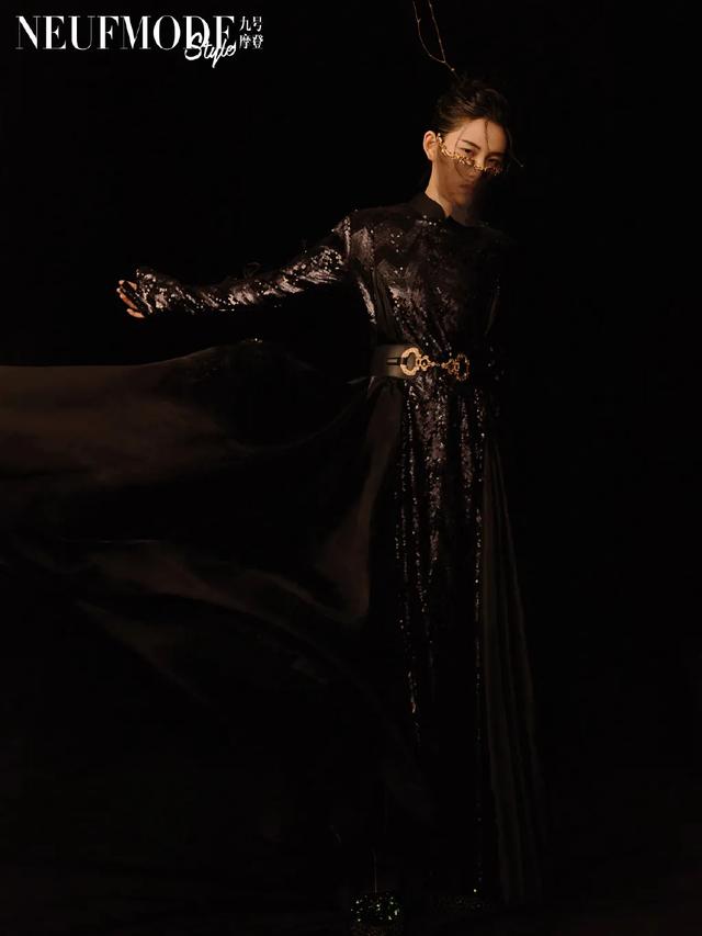 李宇春女装图片，李宇春穿搭卫衣（时尚大片红黑榜）