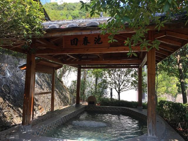 冬日泡温泉好惬意，安宁人冬天不可少的惬意