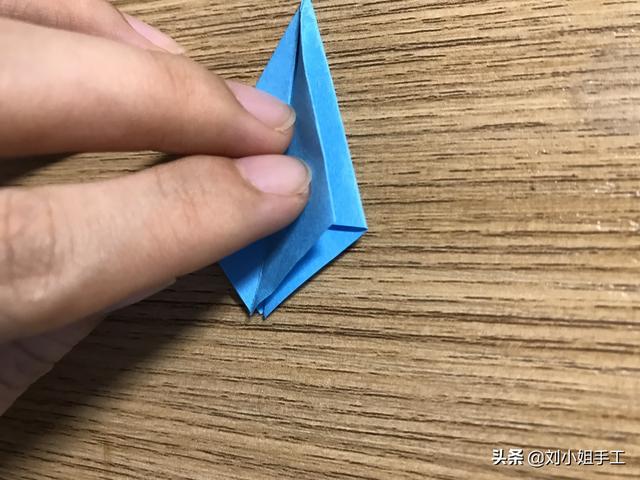 最简单的雨伞折纸方法图解，折纸教程：带爱心的小花伞