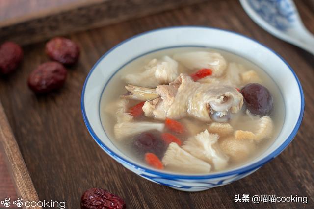 干猴头菇鸡汤做法，煲出来的猴头菇鸡汤鲜香味美
