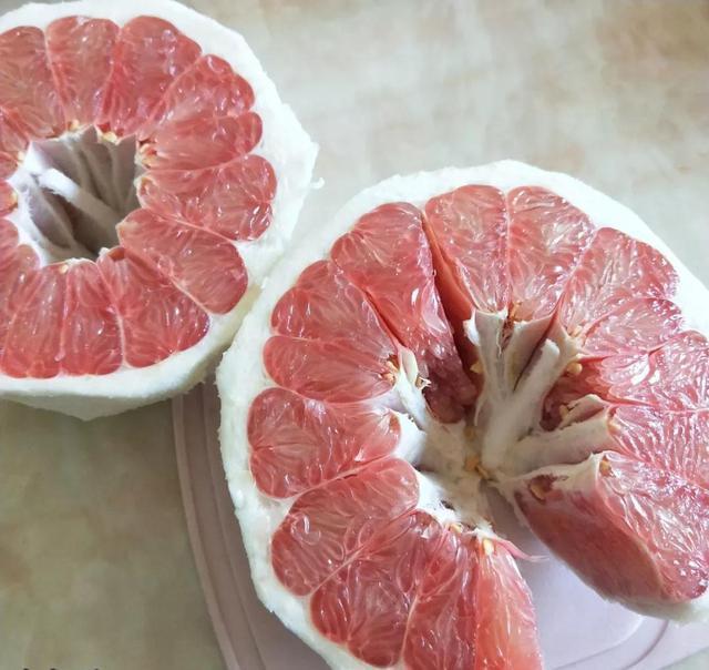 柚子怎么剥皮小妙招，不仅能剥出的完整的果肉