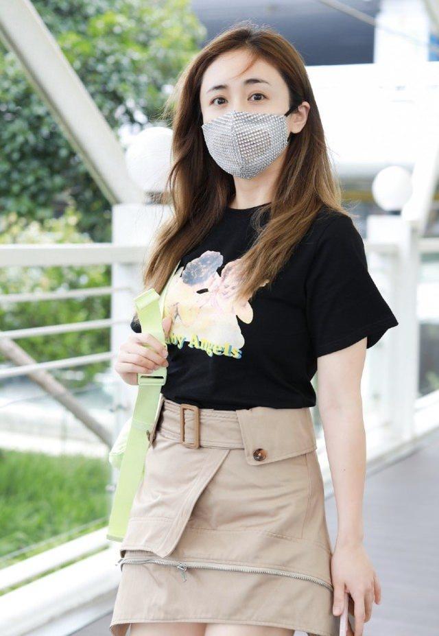 鄭鈞小嬌妻劉芸現身機場，穿卡其色短裙秀細長腿，哪像當媽的人？ 娛樂八卦吃瓜 第1张