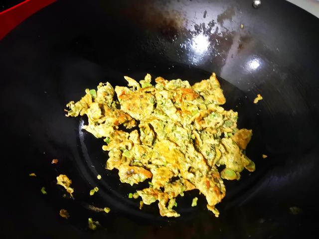 香椿芽如何炒鸡蛋好吃，先焯水还是直接炒