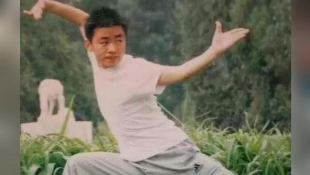 王宝强的成长历程和感情故事，小程序是什么？看完你就懂了