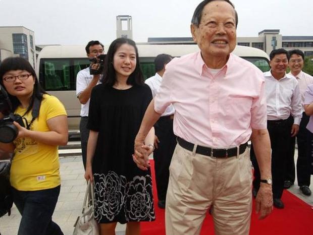 杨振宁多少岁和翁帆结婚，28岁翁帆和82岁杨振宁